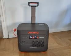 Die Jackery Explorer 3000 Pro Powerstation verfügt über einen ausziehbaren Griff