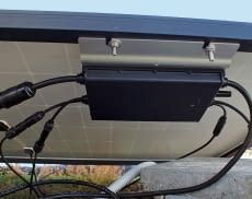 Unter den Solarmodulen ist der Wechselrichter gut vor Hitze und Regen geschützt