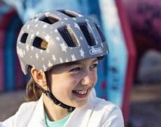 Mit dem richtigen Helm können sich Kinder gut geschützt austoben