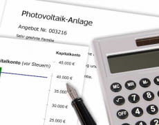 Mini-Solaranlagen finden auch auf einem Garagendach problemlos Platz