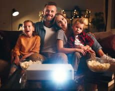 Mit einem smarten Beamer lassen sich Videostreaming Dienste wie Netflix, Amazon Prime Video oder Disney+ nutzen