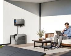 Das Power Dock wird oberhalb der SOLIX Speichermodule montiert