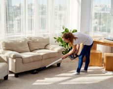 Mit einem Stabstaubsauger muss niemand mehr selbst unter Bett oder Sofa kriechen