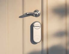 Das Yale Linus Smart Lock wird einfach auf der Innenseite der Haustür montiert