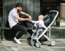 Ein starkes Team: Vater und Sohn beim Ausflug mit dem Kinderwagen