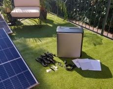 In unserem Test haben wir den Speicher mit vier Solarmodulen gekoppelt