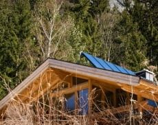 Auch kleine Gebäude eignen sich für Solarpanele