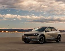 Hyundai IONIQ 5 bei Abendlicht am Strand