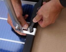 Die Montage eines Balkonkraftwerks erfordert meist keinen Fachmann