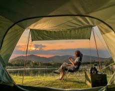 Camping Kühlschränke, die ohne direkte Stromversorgung möglichst lange kühlen, ermöglichen es auch abgelegene Orte zu sehen.