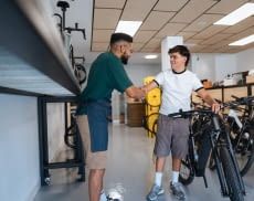 Wer beim E-Bike Kauf sparen will, sollte sich genau informieren und sich im Sale von Anbieter rebike umsehen