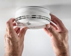 Schon ein Rauchwarnmelder in Haus oder Wohnung erhöht die Sicherheit stark