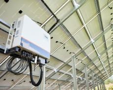 Ein PV Stromspeicher unter einer PV-Anlage