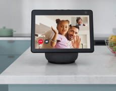 Die Amazon Echo Familie ist groß, bietet jede Menge Entertainment und hilft den Alltag zu vereinfachen (im Bild: Echo Show 10)