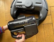 Dem Saugroboter lässt sich ein Handstaubsauger entnommen