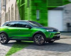 Opel Mokka-e Auto fährt in der Stadt auf der Straße