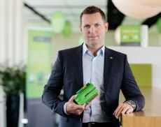 CEO und Mitgründer von Loxone Martin Öller mit dem Miniserver, dem Herzstück von Loxone Smart Home