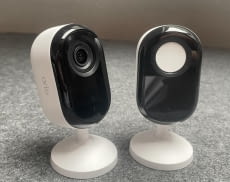 Wir haben das 2-er Set der Arlo Essential 3 2K Indoor Überwachungskamera getestet