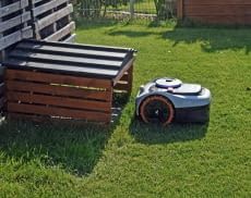 Wir haben für unseren Test eine Mähroboter Garage aus Holz gekauft