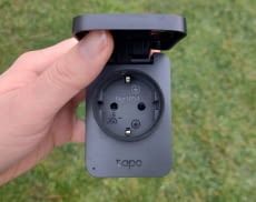 Diese Steckdose ist dank ihrer Abdeckklappe gut gegen Spritzwasser-geschützt