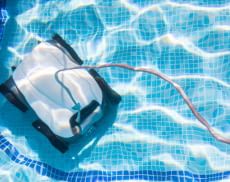 Poolroboter mit Akku reinigen selbständig und effizient sogar während der Nutzung des Pools.