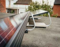 Balkonkraftwerk Solaranlagen finden dank spezieller Aufsteller auch auf dem Garagen- oder Carport-Dach Platz