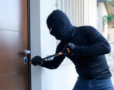 Mit verschiedenen Zusatzsicherungen lässt sich die Türsicherheit um einiges verbessern