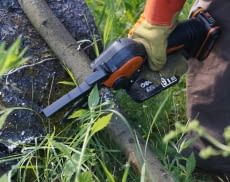 Wir nutzen diese Worx Mini-Kettensäge gerne für kleinere DIY-Projekte