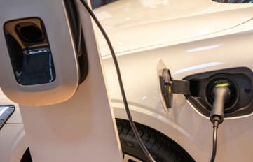 Eine Wallbox sollte von einem Elektriker montiert und installiert werden