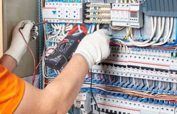 Eine Zuleitung zur Wallbox sollte von einem Elektriker installiert werden