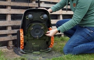 Nasser Rasenschnitt kann manchmal am Gehäuse verkleben