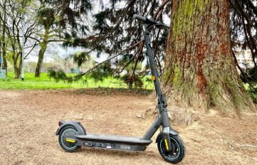 Auto-Verkehr und öffentliche Verkehrsmittel können mit E-Scootern mit Straßenzulassung einfach umgangen werden.