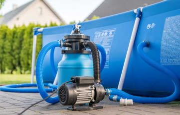 Mit einer Sandfilteranlage sorgen Poolbesitzer für sauberes Wasser