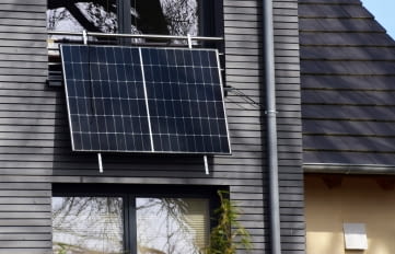 Balkonkraftwerke können sehr klein oder auch überraschend groß sein