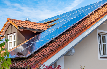 Wir erklären worauf man achten muss, wenn man Solarstrom an den Nachbarn verkaufen will.