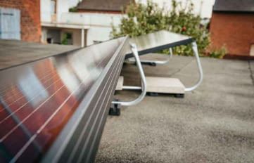 Balkonkraftwerk Solaranlagen finden dank spezieller Aufsteller auch auf dem Garagen- oder Carport-Dach Platz
