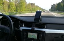 Die Smartphonehalterung Logitech ZeroTouch: Mit Sprachassistentin Alexa auf der Autobahn