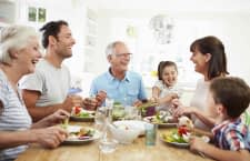 Gemeinsam als Familie in der smarten Küche essen