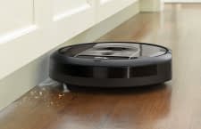 Der Saugroboter Roomba i7 registriert über eine Kamera die Umgebung und erstellt danach eine Karte der Zimmer