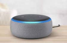 Amazon Echo Dot 3 fügt sich mit seinem flachen Puck-Design dezent in die Wohnlandschaft ein