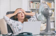 Luftkühler schaffen bei großer Hitze Abkühlung dadurch, dass sie Wind erzeugen und die Luft über ein Kühlmedium blasen