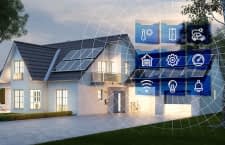 Haus mit Garage am Abend mit Smart Home Technologie