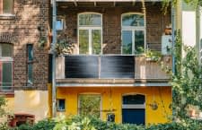 Mini-Solaranlagen lassen sich einfach am Balkongeländer anbringen