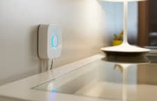 Die Philips Hue Bridge dient als Schaltzentrale für bis zu 50 kompatible Lampen