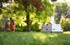 Der Müllroboter entlastet die Profis bei der Parkreinigung