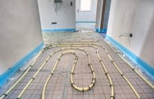 Mit einer Fußbodenheizung lassen sich sperrige Heizkörper an der Wand einsparen