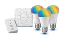 Das LIVARNO LUX Starter Kit besteht aus LIDLs SIVLERCREST ZigBee Gateway, einer Fernbedienung und 3 farbigen LED Leuchten