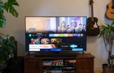 Der Amazon Omni TV grüßt mit dem bekannten Fire OS Interface