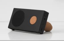 Dieser ENEBY Bluetooth-Lautsprecher lässt sich aufhängen oder per Korkhaltung aufstellen
