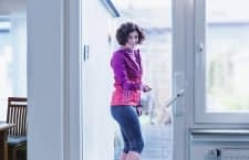 Mit einem smarten Türantrieb lässt sich die Terrassentür zur zweiten Haustür umwandeln